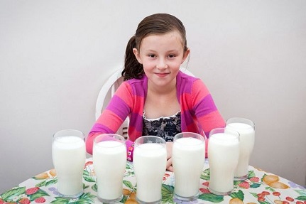 Стало известно, что молоко вредит детям 